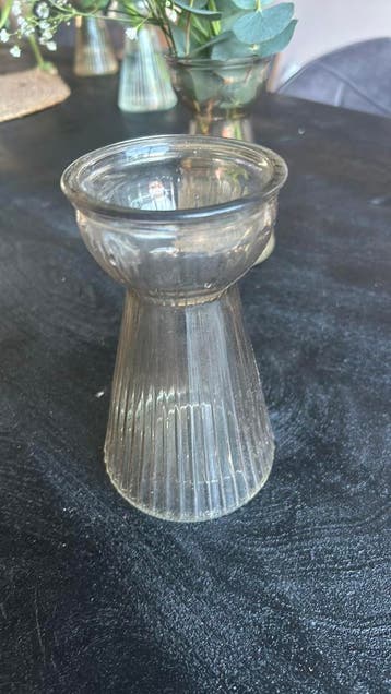 8 stuks kleine vaasjes