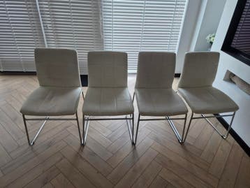 4 witte eetkamerstoelen ( gratis )