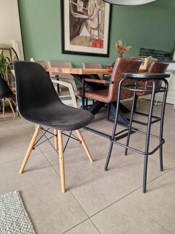 Gratis twee zwarte stoelen