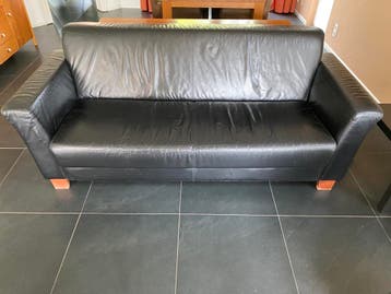 Gratis af te halen. Zwarte leren bank