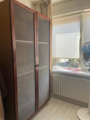 Gratis Houten kast met gaasdeuren en planken