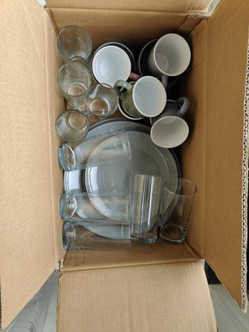 Nieuwe borden, kommen, kopjes en glazen gratis af te halen
