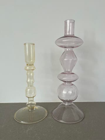 Twee glazen kandelaars