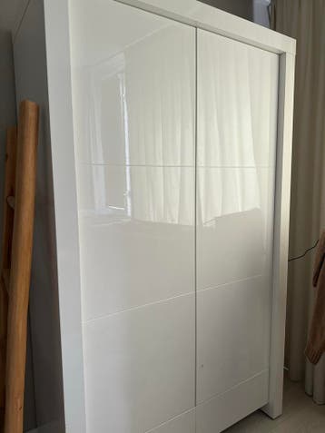 Witte kledingkast met planken en hangruimte gratis