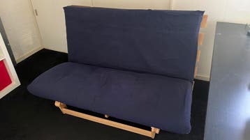 Ikea Bedbank met donkerblauwe stof en vurenhouten onderstel