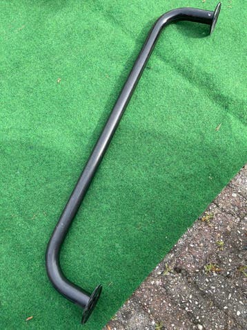 Zwarte metalen stang met bevestigingsplaten