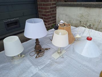 Diverse lampen: tafellampen, hanglamp en lampenkappen
