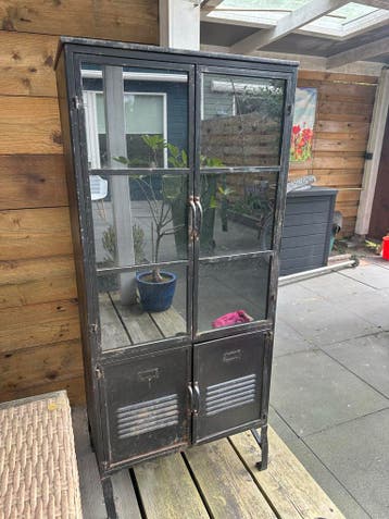 Industriële vitrinekast/opbergkast met glas en metaal