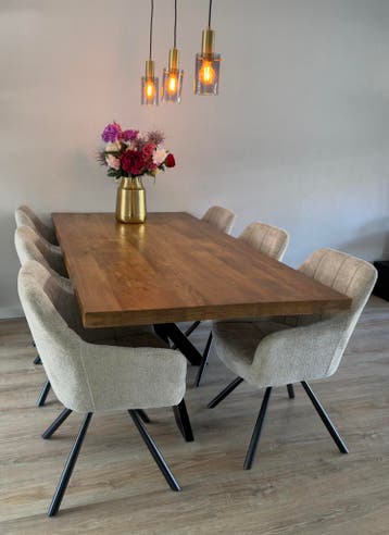 Gratis eetkamer tafel met spinpoot