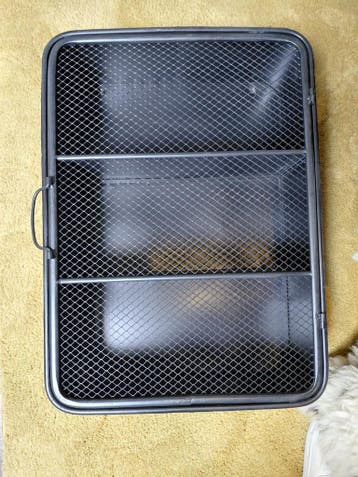 Zwart metalen wandrekje om op te hangen