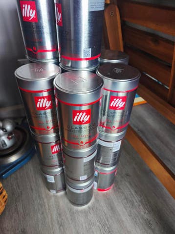 24 lege Illy koffieblikken