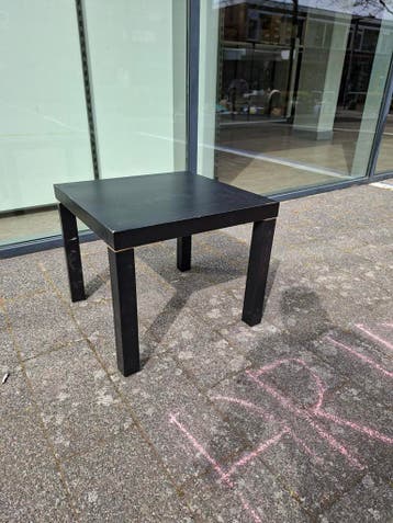 Zwart bijzettafeltje - Gebruikt