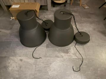 Mooie grote, grijze industriële hanglampen