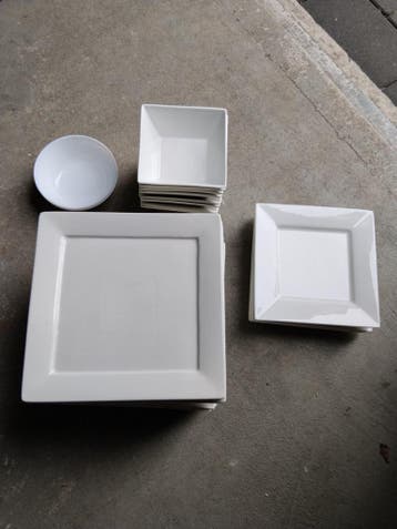 Servies set: bakjes en borden (gratis voor roze koeken)