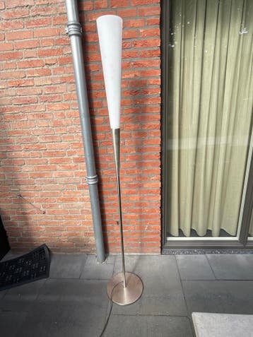 Moderne staande lamp met glazen kap