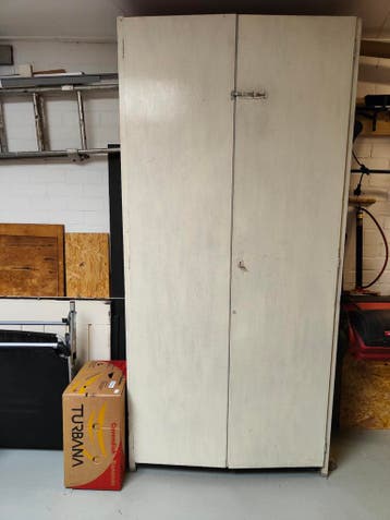 Stevige houten gereedschapskast met planken gratis