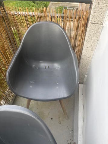 Gratis af te halen: 2 kuipstoeltjes (verweerd)