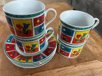 4 Koppen met schotel, mooie primaire kleuren