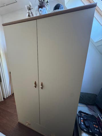 Kledingkast en een bijpassend nachtkastje