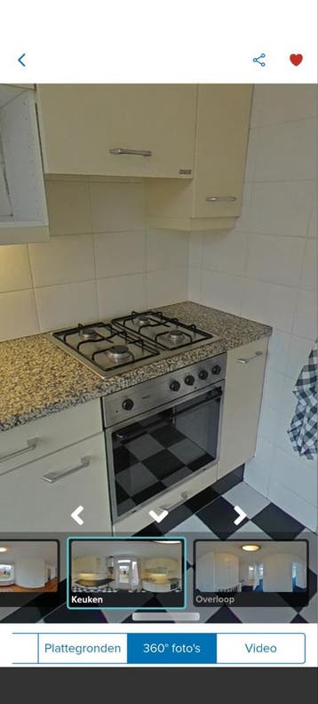 Compacte crème keuken met granieten blad en apparatuur