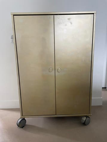 Lage stevige boekenkast - heeft likje verf nodig