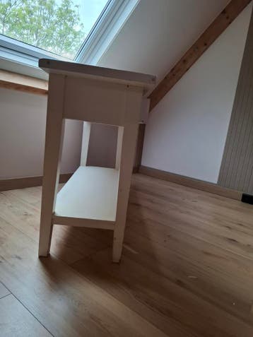 Witte houten bijzettafel met plank