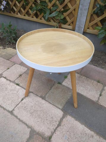 Gratis: houten bijzettafeltje, ongeveer 40 cm breed en hoog