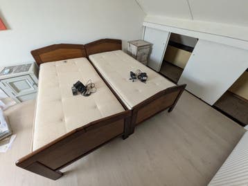 Twee eenpersoonsbedden met elektrische bodem