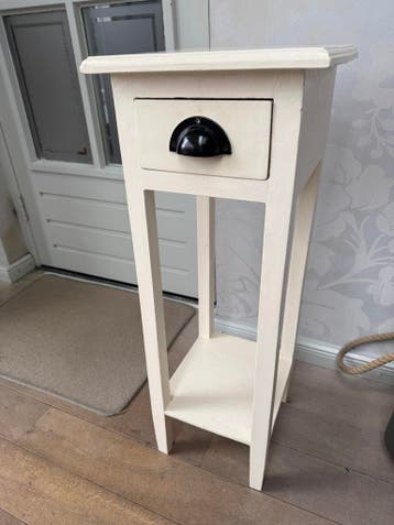 Gratis op te halen. Hoog tafeltje voor in de hal