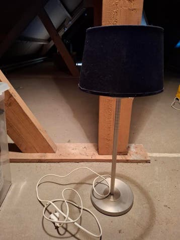 Zwarte tafellamp met zilveren voet (touwtje kapot)