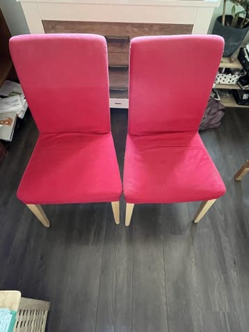 2 rode stoelen
