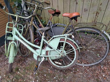 Oud ijzer. Drie fietsen gratis op te halen
