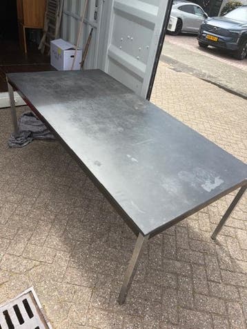 Hardstenen eettafel met metalen onderstel