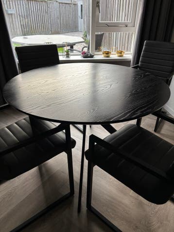 GRATIS zwarte eettafel (met krassen)