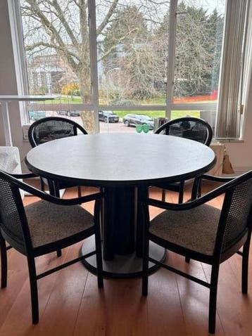 Ronde eettafel met 4 comfortabele stoelen
