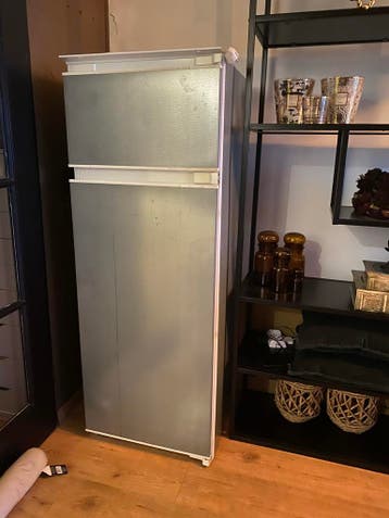 Kapotte inbouw koelkast voor oud ijzer
