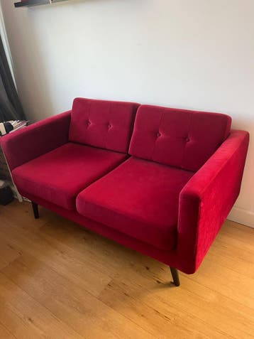 Rode design tweepersoonsbank (nieuwprijs €400)