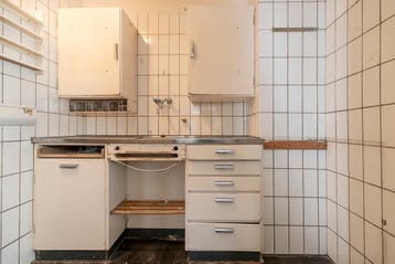 Originele Piet Zwart keuken met roestvrijstalen blad.