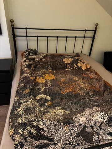 Metalen tweepersoonsbed met sierlijke details