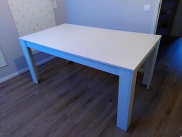 Eettafel wit hout 160x90 met twee stoelen