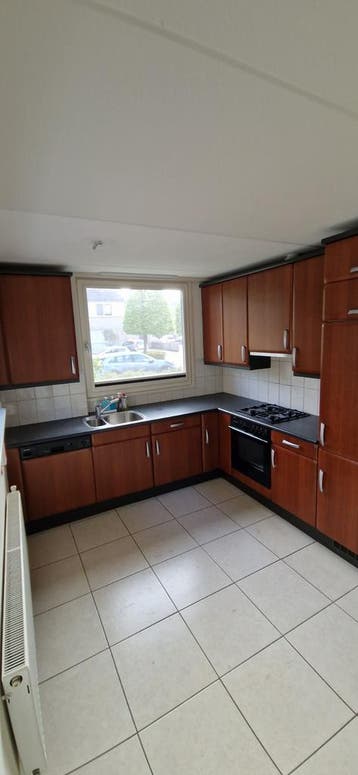 Complete hoekkeuken met inbouwapparatuur