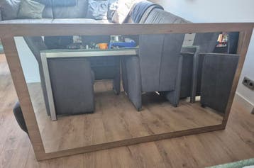 Grote spiegel met houten lijst (160x91 cm)