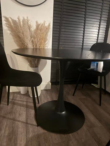 Zwarte ronde eettafel