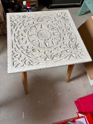 Bijzettafel met houtsnijwerk