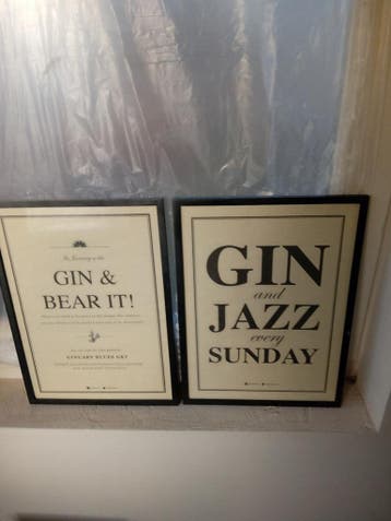 2 ingelijste posters met thema gin en jazz