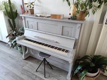 grijze piano