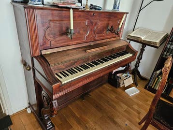 Gratis Antieke piano, prachtig houtsnijwerk