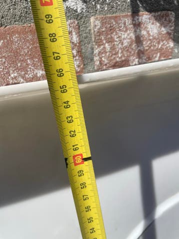 Witte vierkante bak voor wasmachine