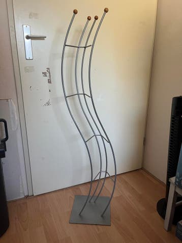 Stijlvol metalen cd rek met houten details