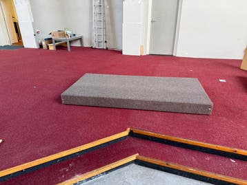 9 podiumdelen met stelpoten - Kerk Voorschoten